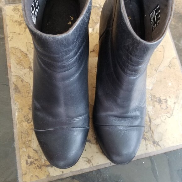 Women's Clarks Zip Up Booties - Picture 2 of 3